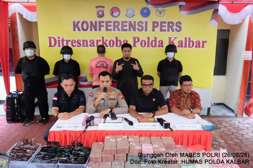 Polda Kalbar Tangkap Pelaku Dan Narkoba Asal Malaysia Senilai Rp. 3,85 Miliar 2 Polda Kalbar Tangkap Pelaku Dan Narkoba Asal Malaysia Senilai Rp 385 Miliar 2
