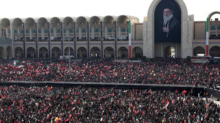 Sejarah Dunia : Jutaan Rakyat Iran Hadiri Pemakaman Ayatollah Ali Khamenei 1 Jutaan Rakyat Iran Hadiri Pemakaman Ayatollah Ali Khamenei